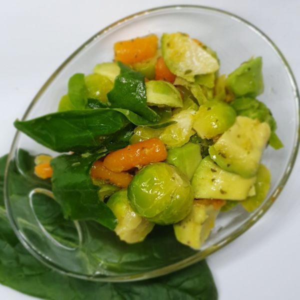 Salată din Varză de Bruxelles cu Spanac și avocado