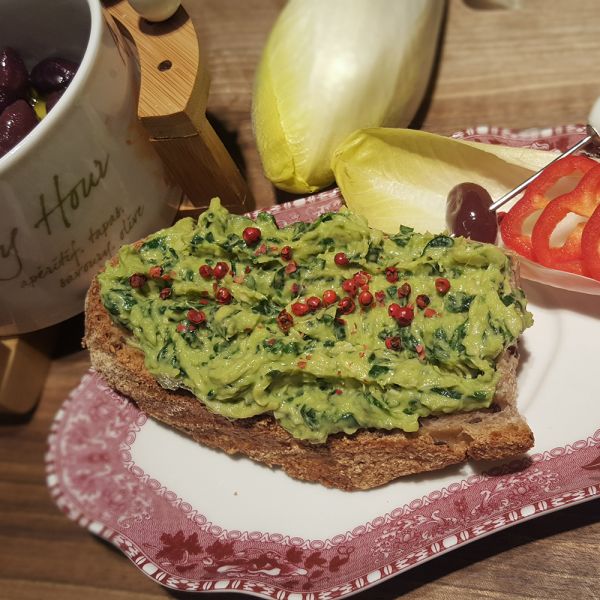 Tartine cu anghinare, avocado si spanac