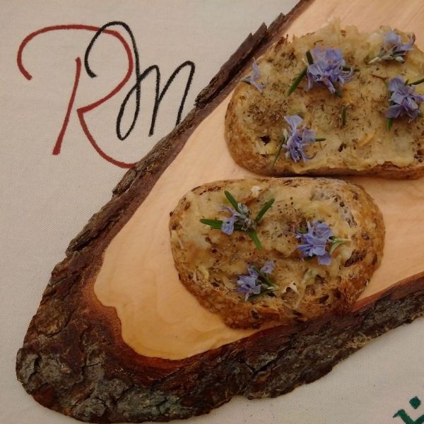 Usturoi copt cu flori de rozmarin