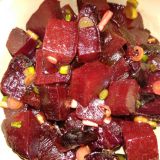 Salată de sfeclă coaptă, cu usturoi și maioneză de mei